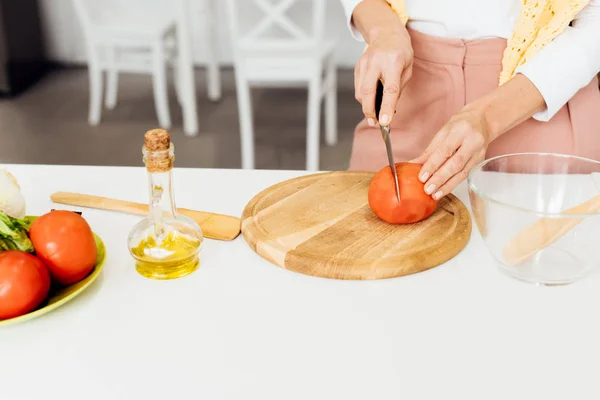 关闭切割番茄的女性手切菜板上 — 图库照片