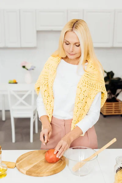 Attractive Mature Woman Cutting Tomato Chopping Board — Stock Photo, Image