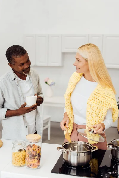 Mulher Loira Madura Cozinhar Jantar Enquanto Homem Americano Africano Beber — Fotos gratuitas