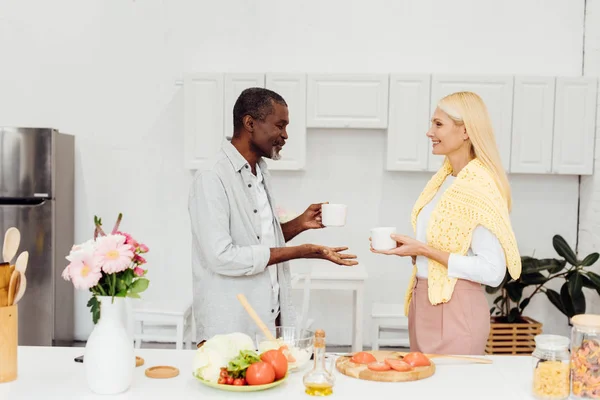 Rijpe Blonde Vrouw Afro Amerikaanse Man Samen Koffie Drinken Keuken — Stockfoto