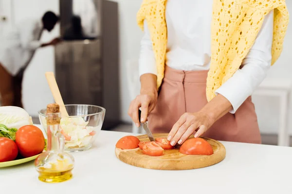 Vista Recortada Mujer Rebanando Tomates Tabla Cortar —  Fotos de Stock