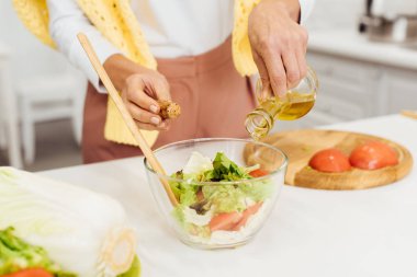 Tablo salataya yağ boşaltma eller, yakın çekim