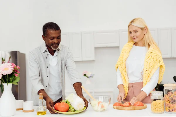 Smiling Woman Slicing Tomatoes Chopping Board While African American Man — Free Stock Photo