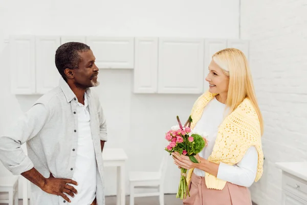 Schöner Afrikanisch Amerikanischer Mann Schenkt Reifen Blonden Frau Blumen — kostenloses Stockfoto