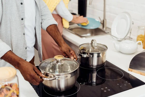 Close Homem Afro Americano Segurando Panela Enquanto Mulher Lavar Pratos — Fotografia de Stock