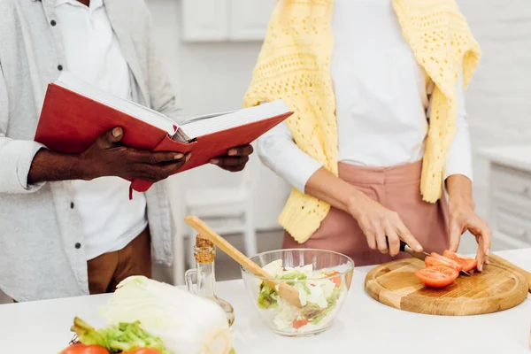 Vista Recortada Pareja Interracial Cocinar Cena Juntos Cocina — Foto de Stock