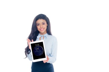 iPad tablet tutarak ve üzerinde beyaz izole kamera gülümseyen güzel genç Afro-Amerikan kadın