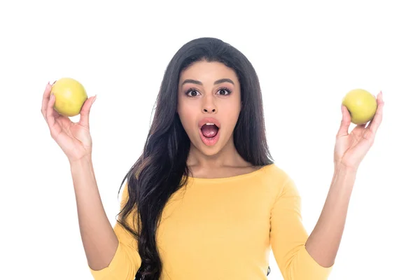 Impactó Chica Afroamericana Sosteniendo Manzanas Mirando Cámara Aislada Blanco — Foto de Stock