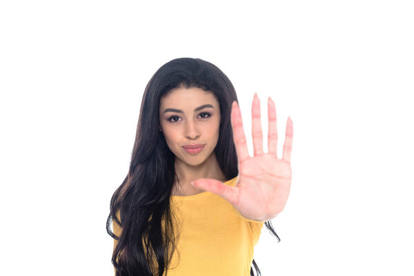 улыбающаяся африканская американка показывает знак "стоп" и смотрит на камеру, изолированную на белом
