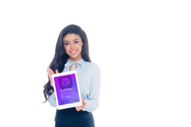app alışveriş ve üzerinde beyaz izole kamera gülümseyen ile dijital tablet tutan güzel Afro-Amerikan Kız