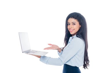 Afro-Amerikan işkadını laptop üzerinde beyaz izole gösteren gülümseyen