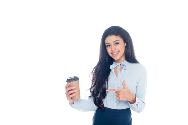 Улыбающаяся Молодая Африканская Американская Бизнесвумен Указывающая Пальцем Бумажную Чашку Кофе — Бесплатное стоковое фото