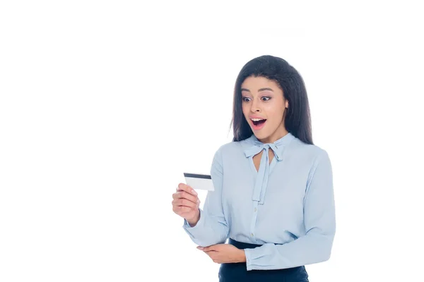 Surpresa Jovem Afro Americana Segurando Cartão Crédito Isolado Branco — Fotografia de Stock