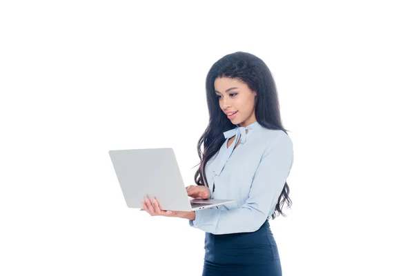 微笑的年轻非洲裔美国女商人使用在白色隔离的笔记本电脑 — 图库照片