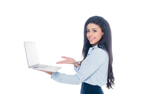 Sonriente Mujer Negocios Afroamericana Apuntando Portátil Aislado Blanco — Foto de Stock