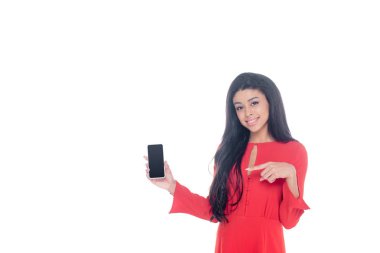 Afrikalı-Amerikalı kadın smartphone vasıl boş ekran üzerinde beyaz izole ile işaret eden kırmızı elbiseli