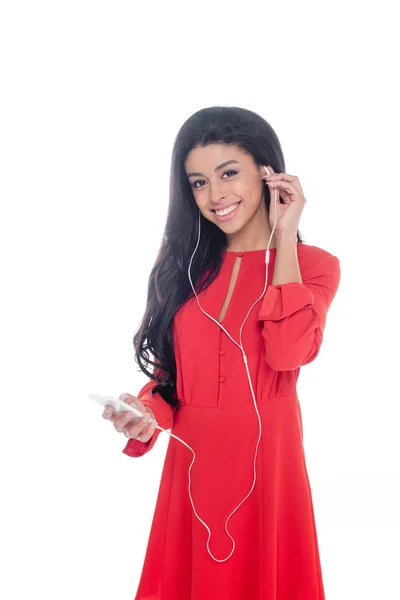 Χαρούμενα Αφρικανικό Αμερικανικό Κορίτσι Κόκκινο Φόρεμα Ακούγοντας Μουσική Στα Ακουστικά — Δωρεάν Φωτογραφία