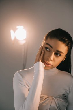 şık Afro-Amerikan kız beyaz kaplumbağa boyun Studio spot ile poz