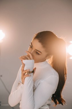 genç Afro-Amerikan kadın model studio spot ile poz