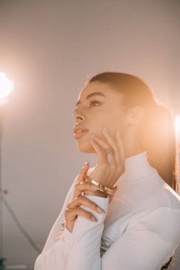 Afrikalı-Amerikalı kadın modeli Studio spot ile poz yan görünümü