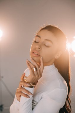 oldukça Afrikalı-Amerikalı kadın model Studio spot ile kapalı gözler ile poz