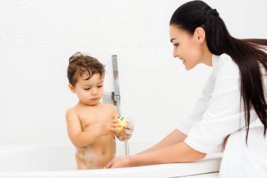 Çamaşır oğlu sarı beyaz banyo oyuncak ile anne