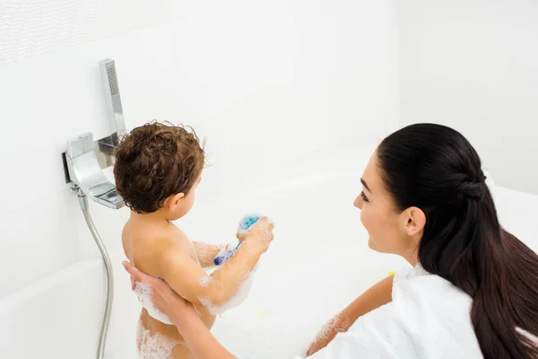 Brunette Mother Toddler Boy White Bathroom — Free Stock Photo