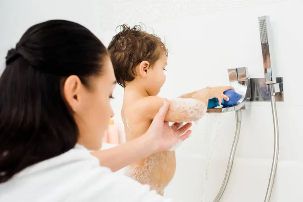 Mom Holding Hand Son Playing White Bathroom — Stock Photo, Image