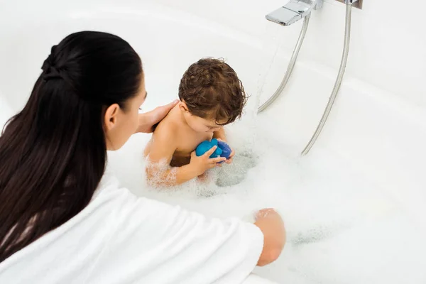 Mulher Lavando Menino Criança Banheiro Mármore Branco — Fotografia de Stock