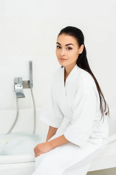 Mooie Vrouw Zitten Witte Badjas Witte Badkamer — Stockfoto