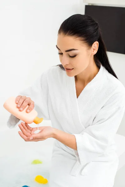 Aantrekkelijke Vrouw Met Lang Haar Lotion Knijpen Handen Witte Badkamer — Gratis stockfoto