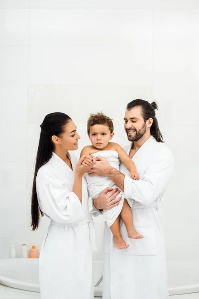 Mom Dad Looking Toddler Son Standing White Bathrobes — Free Stock Photo