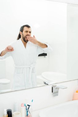 beyaz bornoz sabah banyoda esneme uykulu yetişkin adam