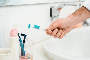 Erkek el diş macunu diş fırçası ekleme görünümünü kırpılmış