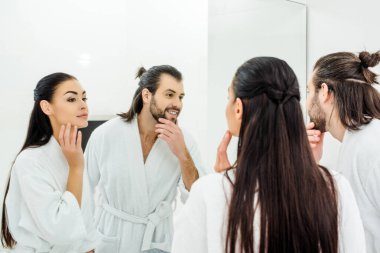 banyo aynada seyir yetişkin çift
