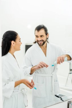 mutlu iki beyaz bornoz birlikte diş fırçalama sonra 