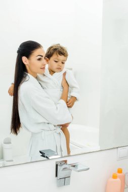 güzel anne holding oğul banyoda beyaz bornoz