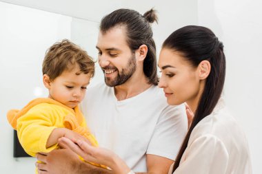 sevimli oğlu sarı bornoz tutan anne ihale