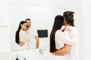 ihale çift banyoda sabah sarılma 