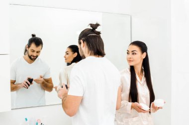 güzel karın vücut yakışıklı kocam traş köpüğü uygulama sırasında krem tutarak