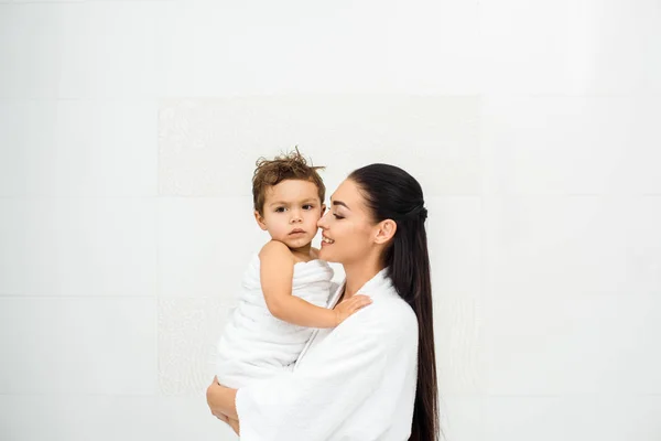 Mamá Mirando Hijo Toalla Sonriendo Blanco — Foto de stock gratis