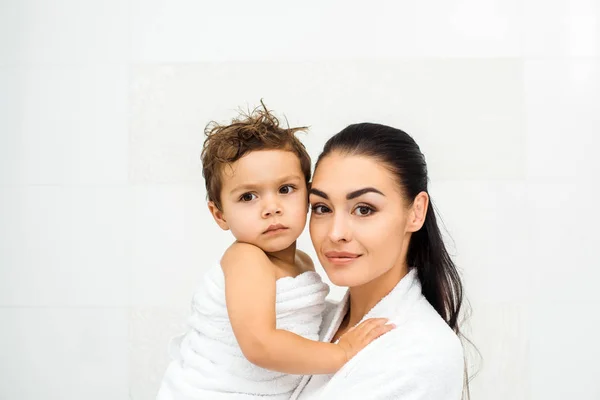 Primer Plano Madre Sosteniendo Hijo Pequeño Blanco — Foto de stock gratis