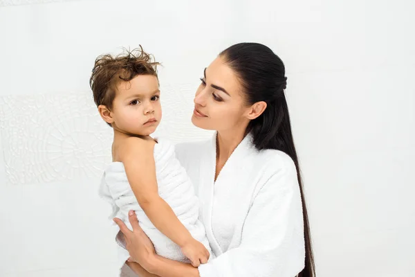 Mãe Segurando Olhando Para Filho Toalha Branco — Fotos gratuitas