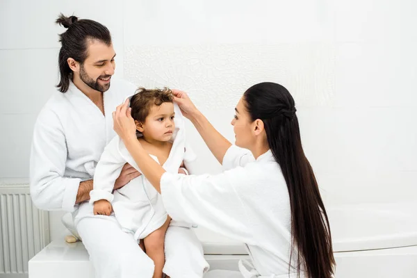 Pais Sentados Banheiro Com Filho Criança Roupão Branco — Fotografia de Stock