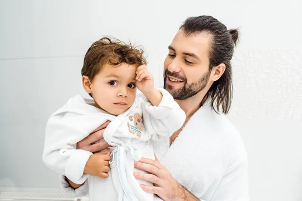 Pai Segurando Filho Roupão Branco Sorriso — Fotografia de Stock