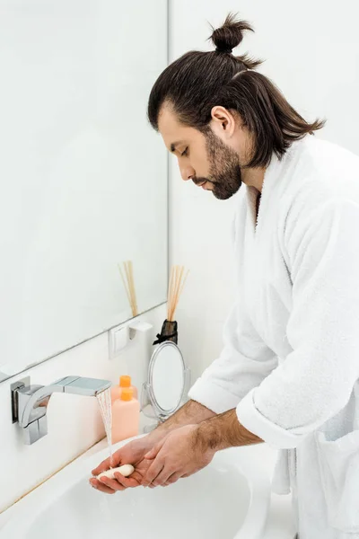 Ενηλίκων Όμορφος Άνδρας Στο Μπουρνούζι Πλύσιμο Των Χεριών Στο Μπάνιο — Φωτογραφία Αρχείου