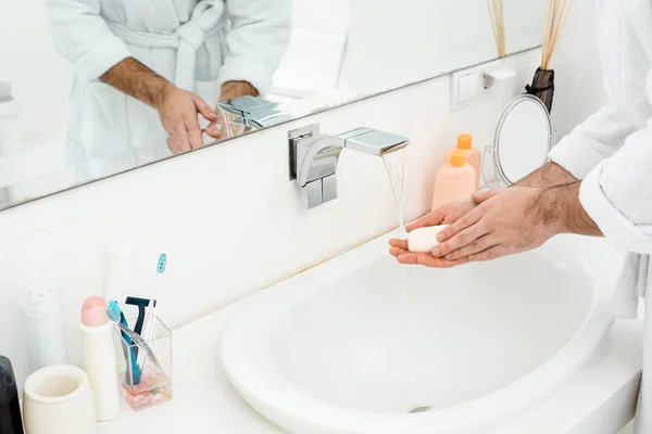 Beskuren Över Mannen Tvätta Händerna Med Tvål Badrummet — Gratis stockfoto