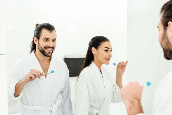 Sorrindo Casal Roupões Banho Brancos Escovando Dentes Juntos Manhã — Fotos gratuitas