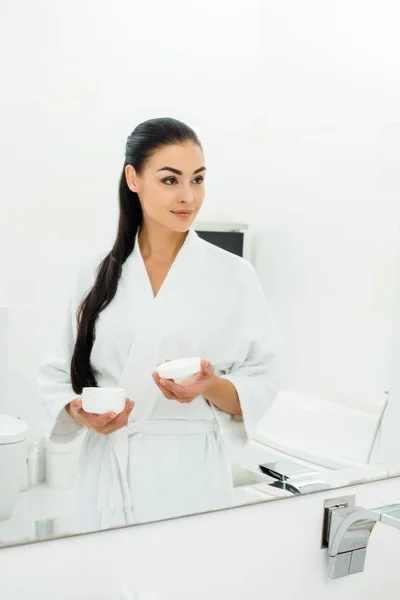 Mulher Atraente Roupão Banho Branco Segurando Creme Banheiro — Fotos gratuitas