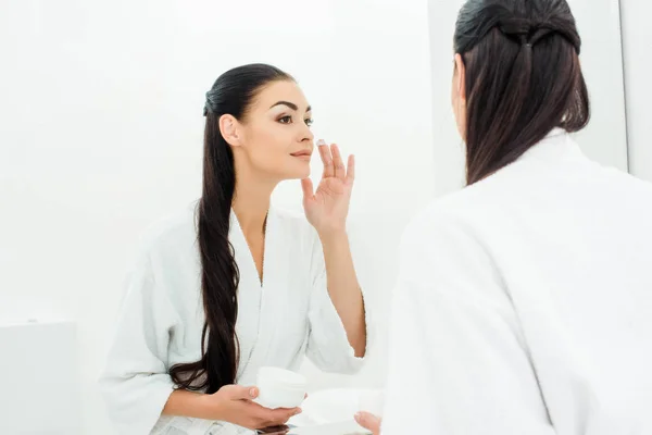 Mulher Com Pele Perfeita Aplicando Creme Facial Banheiro — Fotografia de Stock